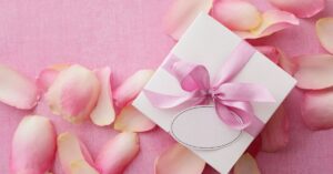 Lille hvid gave med lyserød bånd